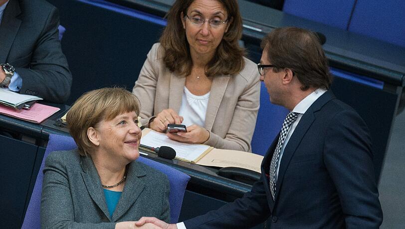 Handshake zwischen Bundeskanzlerin Angela Merkel und Verkehrsminister Alexander Dobrindt. Handshake zwischen Bundeskanzlerin Angela Merkel und Verkehrsminister Alexander Dobrindt.
