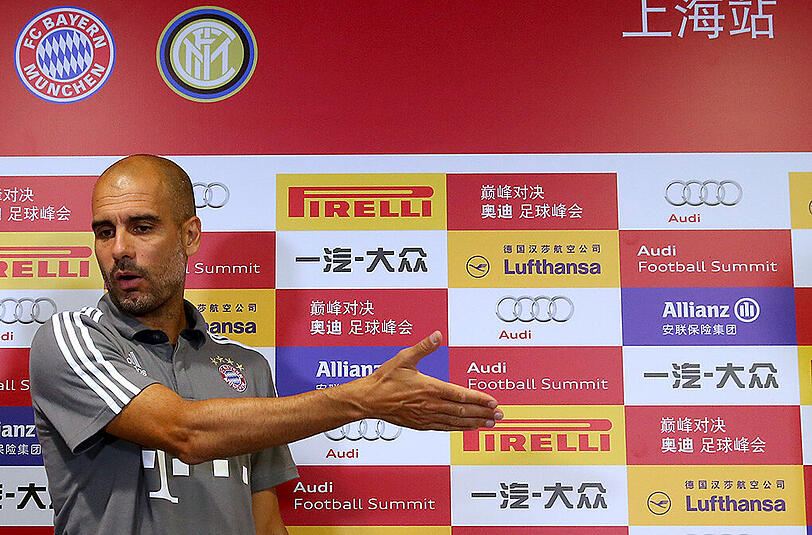 Da geht's lang: Bayern-Trainer Pep Guardiola bei der Pressekonferenz.