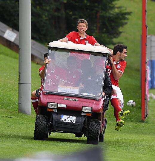 Aus dem Weg, wir müssen zum Fotoshooting! Müller, Hummels und co. sind mobil unterwegs.