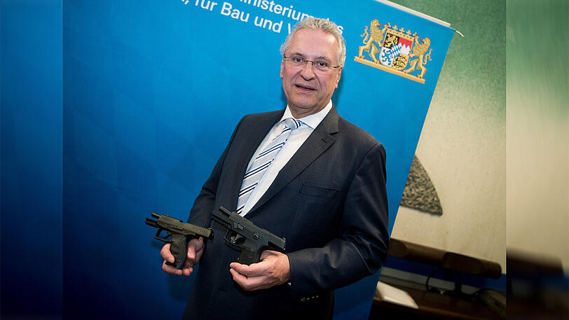 Bayerns Innenminister Joachim Hermann (CSU) präsentiert in München (Bayern) mögliche neue Dienstwaffen. Hermann stellt das Projekt "Neue Dienstwaffe der Bayerischen Polizei" vor, eine europaweite Ausschreibung für mögliche Hersteller soll noch dieses Jahr beginnen.