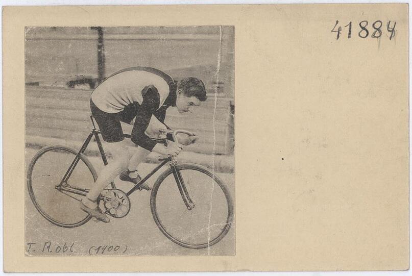 Thaddäus Robl 1900 auf seinem Rennrad.