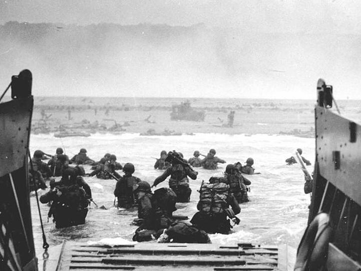 Historische Aufnahme: Soldaten der US-Armee verlassen am 6. Juni 1944 an der Küste der Normandie ein Landungsboot.