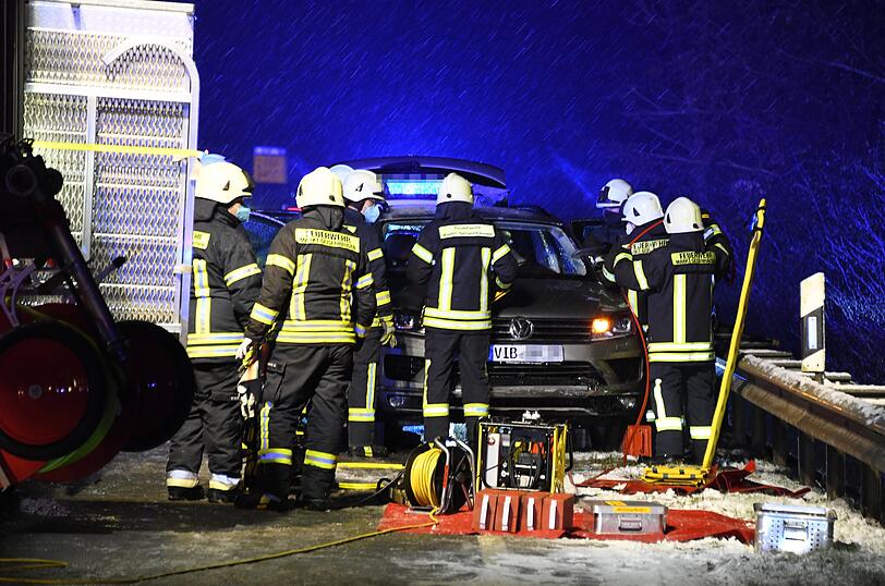 Die 33-Jährige prallte mit ihrem Auto frontal in das Fahrzeug der 20-Jährigen - beide wurden schwer verletzt.