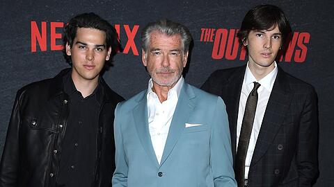 Paris Brosnan (links), Pierce Brosnan und Dylan Brosnan bei der Premiere von "The Out-Laws" in Los Angeles.