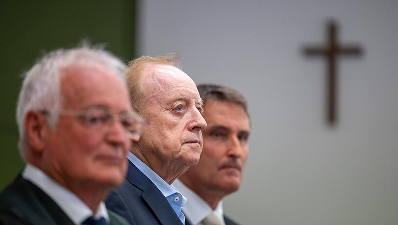 Alfons Schuhbeck (M) steht am Dienstag mit seinen Anwälten Hans-Joachim Eckert (l) und Norbert Scharf (r) im Gerichtssaal des Landgericht München I. Gegen Schuhbeck wird unter anderem wegen des Vorwurfs des Subventionsbetrugs verhandelt. Alfons Schuhbeck (M) steht am Dienstag mit seinen Anwälten Hans-Joachim Eckert (l) und Norbert Scharf (r) im Gerichtssaal des Landgericht München I. Gegen Schuhbeck wird unter anderem wegen des Vorwurfs des Subventionsbetrugs verhandelt.
