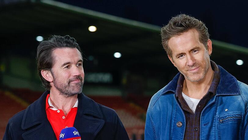 Ryan Reynolds (re.) und Rob McElhenney sind regelm&auml;&szlig;ig im Fu&szlig;ballstadion anzutreffen.