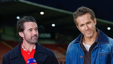 Ryan Reynolds (re.) und Rob McElhenney sind regelm&auml;&szlig;ig im Fu&szlig;ballstadion anzutreffen.