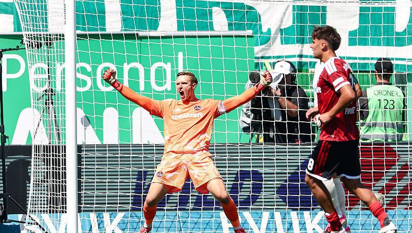 Nürnberg-Torhüter Reichert jubelt nach einem gehaltenen Foulelfmeter. Nürnberg-Torhüter Reichert jubelt nach einem gehaltenen Foulelfmeter.
