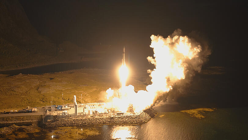 Die Spectrum-Rakete des deutschen Herstellers Isar Aerospace startet zu ihrem zweiten Testflug ins All (Aufnahme mit einer Drohne). Die Rakete hob vom norwegischen Weltraumbahnhof Andøya ab, wie auf einem Livestream zu sehen war. Die Spectrum-Rakete des deutschen Herstellers Isar Aerospace startet zu ihrem zweiten Testflug ins All (Aufnahme mit einer Drohne). Die Rakete hob vom norwegischen Weltraumbahnhof Andøya ab, wie auf einem Livestream zu sehen war.