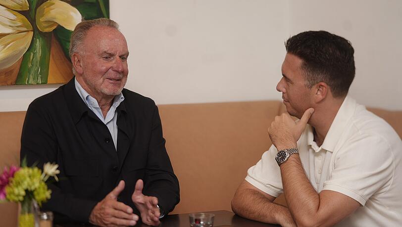 Karl-Heinz Rummenigge (l.) im Gespräch mit AZ-Chefreporter Sport Maximilian Koch. Karl-Heinz Rummenigge (l.) im Gespräch mit AZ-Chefreporter Sport Maximilian Koch.