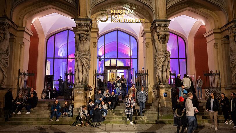 Zur Langen Nacht der Museen verwandelt sich das Foyer des Museums F&uuml;nf Kontinente in eine gro&szlig;e Tanzfl&auml;che.