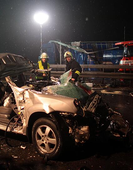 Eine Massenkarambolage mit einem Toten und mehreren Verletzten hat zur Vollsperrung der sonst vielbefahrenen Autobahn 57 zwischen Köln und Düsseldorf geführt - die Bilder.