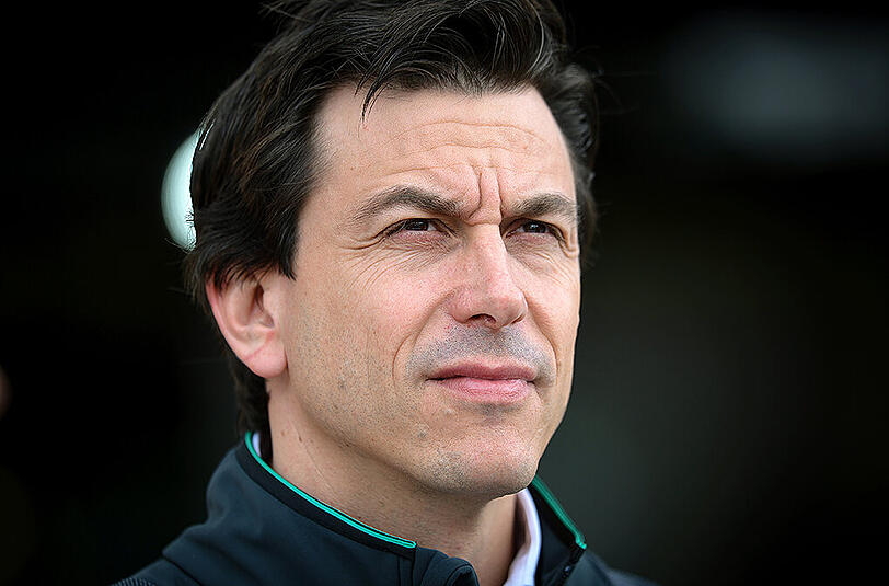 Mercedes Motorsportchef Toto Wolff hat sich beim Radlfahren schwer verletzt.