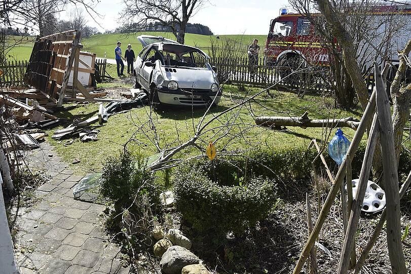 Der Twingo krachte durch den Gartenzaun und kam im Vorgarten zum Stehen.