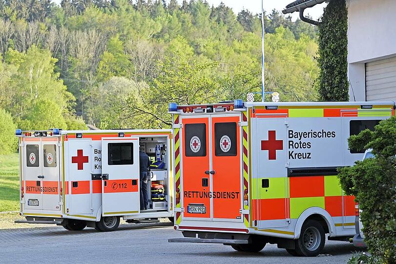 In Egmating (Lkr. Ebersberg) ist am Mittwoch ein Maibaumwagen umgestürzt - dabei wurden zahlreiche Menschen teils schwer verletzt.