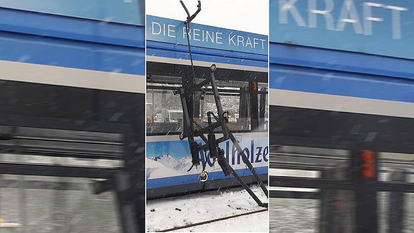 Der abgerissene Stromabnehmer neben der Tram.