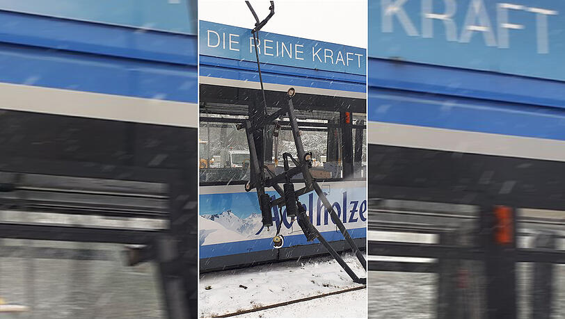 Der abgerissene Stromabnehmer neben der Tram. Der abgerissene Stromabnehmer neben der Tram.