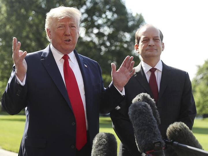 Donald Trump (l) hat den Rücktritt von Alex Acosta (r) in dessen Beisein bekanntgegeben.