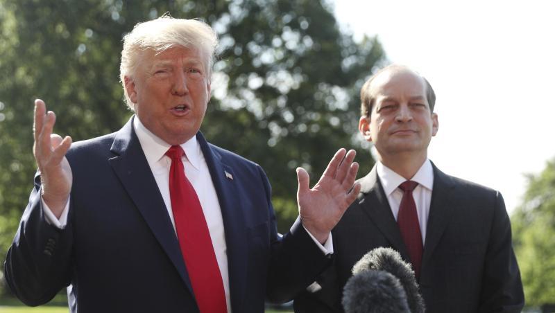 Donald Trump (l) hat den Rücktritt von Alex Acosta (r) in dessen Beisein bekanntgegeben. Donald Trump (l) hat den Rücktritt von Alex Acosta (r) in dessen Beisein bekanntgegeben.