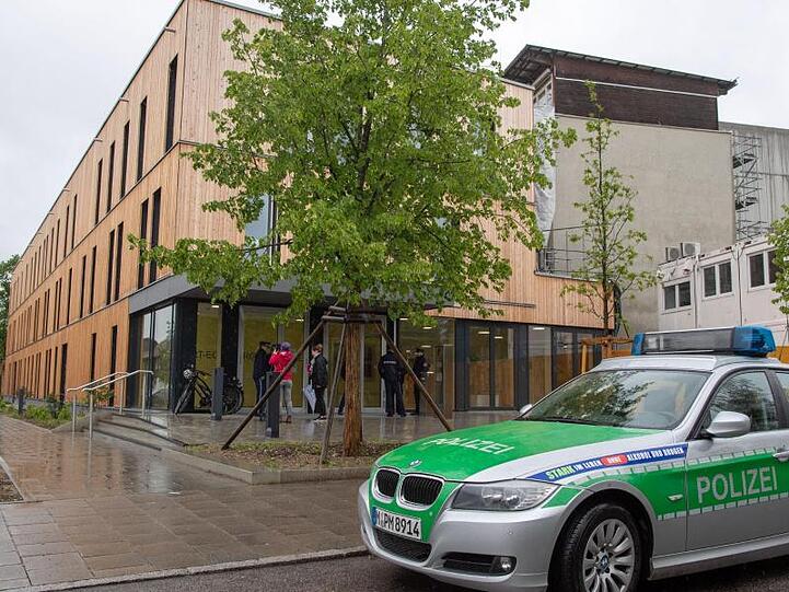 Ein Polizeiauto steht vor der Rupert Egenberger Schule. Foto: Lino Mirgeler