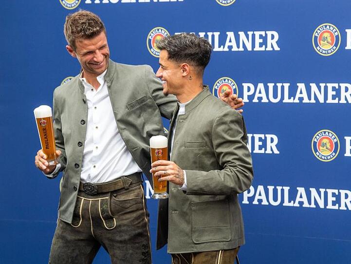 Philippe Coutinho (r) ist beim FC Bayern München angekommen.