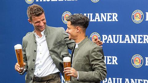 Philippe Coutinho (r) ist beim FC Bayern München angekommen.