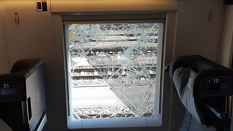 Völlig zerstört: Die Fensterscheibe des ICE.