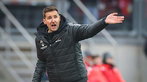 Miroslav Klose treibt sein Team am Spielfeldrand an.