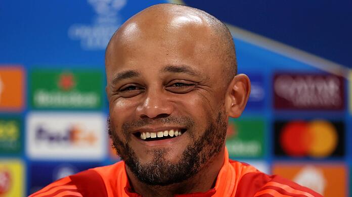 Charmant und gut gelaunt vor dem Kracher: Kompany.
