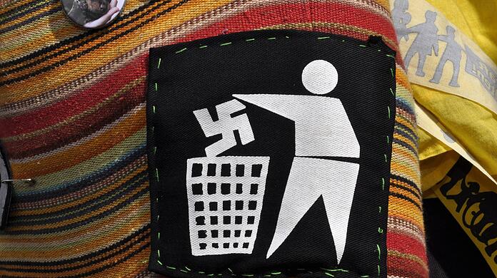 Gegen Nazis? An Münchner Schulen werben Rechtsextreme mit einer Flyer-Aktion um Nachwuchs. Die Polizei spricht von sieben Einrichtungen.