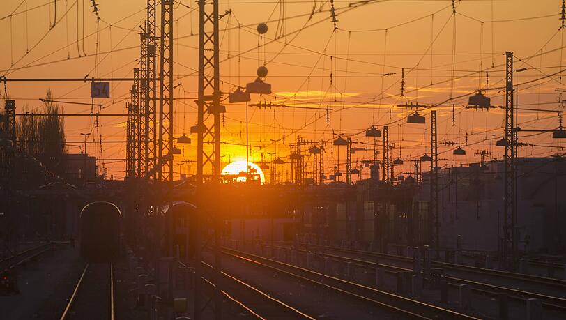 Sonnenuntergang auf der Stammstrecke in München. Genau den kann man jetzt vom Dach der neuen Actionsporthalle in Pasing bewundern.