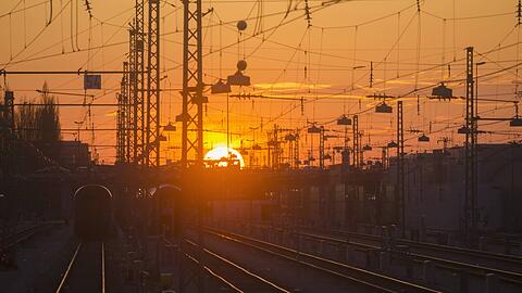 Sonnenuntergang auf der Stammstrecke in München. Genau den kann man jetzt vom Dach der neuen Actionsporthalle in Pasing bewundern.