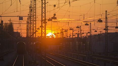 Sonnenuntergang auf der Stammstrecke in München. Genau den kann man jetzt vom Dach der neuen Actionsporthalle in Pasing bewundern.