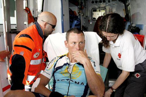 Lance Armstrong nach seinem Unfall, bei dem er sich das Schlüsselbeim brach.