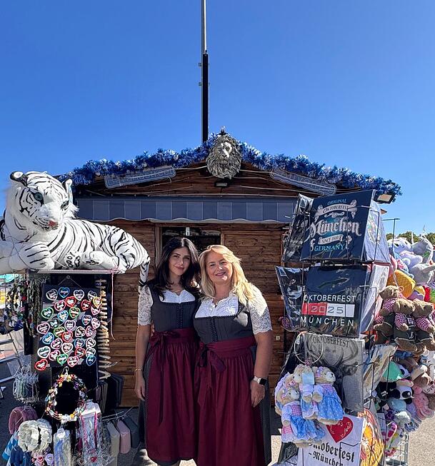 Jessica Contento mit ihrer Mutter Rosa vor ihrem eigenen Oktoberfest-Stand.