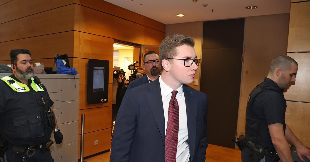 Nazi-Kram-in-Halembas-Zimmer-Wem-geh-rt-der-USB-Stick-