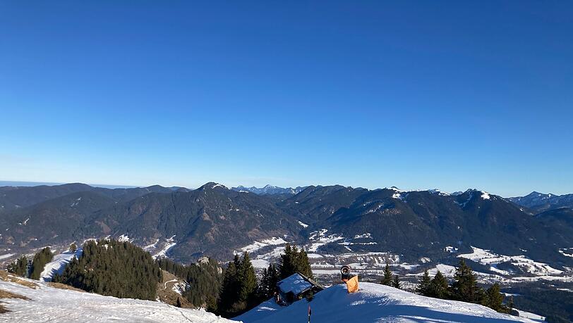 Im Skigebiet Brauneck l&auml;uft der Betrieb trotz des Einbruchs gut. (Produktion)
