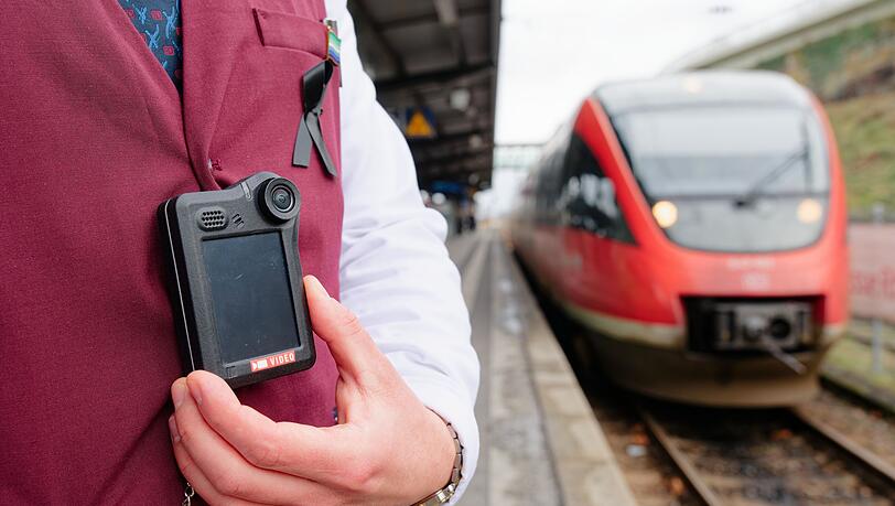 Rund ein Drittel der Kundenbetreuer bei der Deutschen Bahn haben sich eine Bodycam aush&auml;ndigen lassen. (Symbolbild)