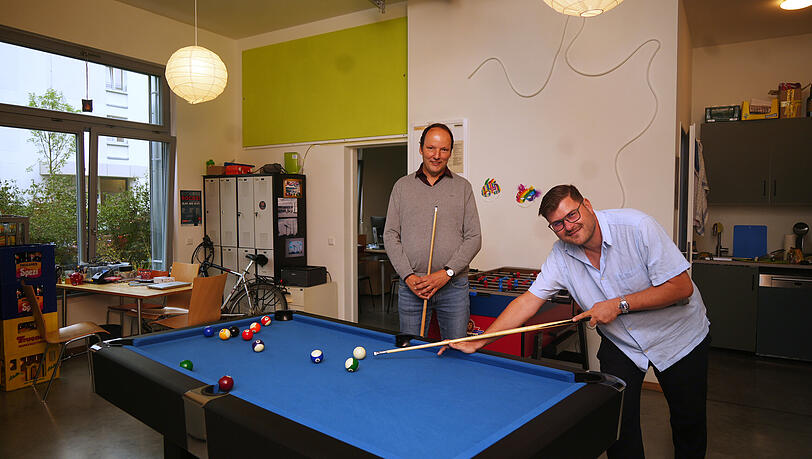 Eigentlich waren diese R&auml;ume als B&uuml;ro gedacht. Doch jetzt dienen sie als Jugendzentrum. Gleichzeitig arbeitet Daniel Gen&eacute;e (links) hier f&uuml;r das Stadtteilmanagemen. BA-Chef Sebastian Kriesel (CSU) kritisiert diesen Zustand.