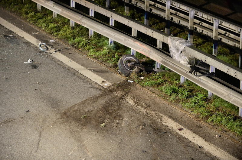 Unfall-Drama auf der A8 bei Grabenstätt: Eine französische Familie kracht mit ihrem Auto in ein Pannen-Auto. Bei dem Crash entsteht ein Trümmerfeld mit einer Länge von 300 Metern. Die Insassen kommen in die Klinik. Die Bilder...