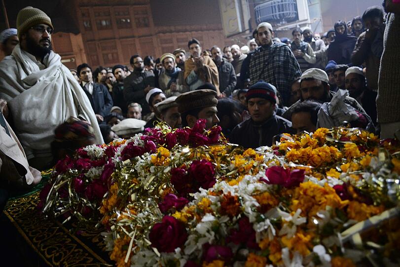 Die Menschen in Peshawar betrauern nach dem grausamen Anschlag auf eine Militärschule den Tod von 132 Schülern und neun weiteren Menschen.