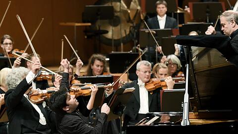 Valery Gergiev (oben rechts), der usbekische Pianist Behzod Abduraimov und die Philharmoniker beim Schlussakkord des Konzerts Nr. 3.