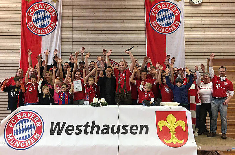 Suchbild mit Bayern-Profi: Der Brasilianer Rafinha schaute beim Fanclub "FC Bayern-Freunde Westhausen e.V." vorbei.