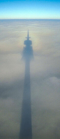 Unten Nebel und Smog - oben Sonne und der Schatten des Olympiaturms.