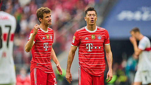 Thomas Müller (li.) spricht über den Wechsel von Robert Lewandowski (re.).
