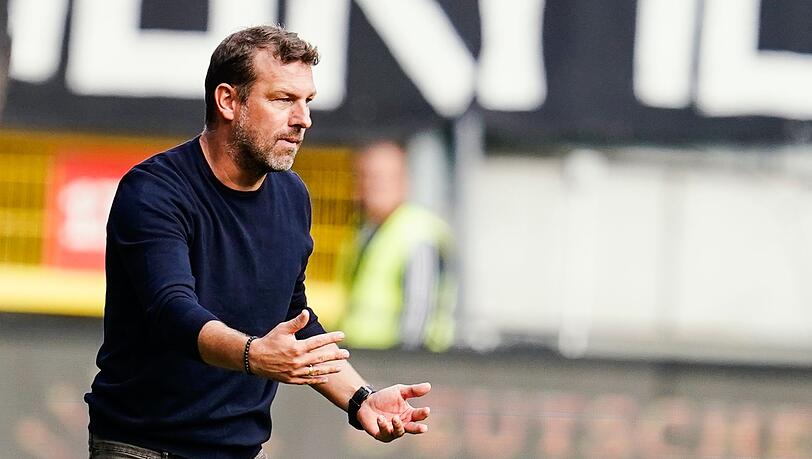 Nürnbergs Trainer Markus Weinzierl gestikuliert.