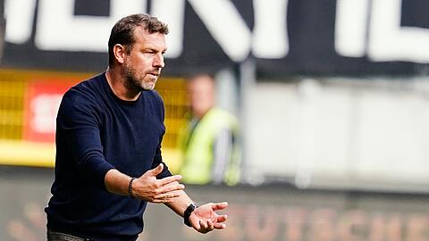 Nürnbergs Trainer Markus Weinzierl gestikuliert.