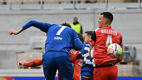 Simone Rapp (l) brachte mit seinem Tor den KSC gegen Bielefeld zurück ins Spiel.