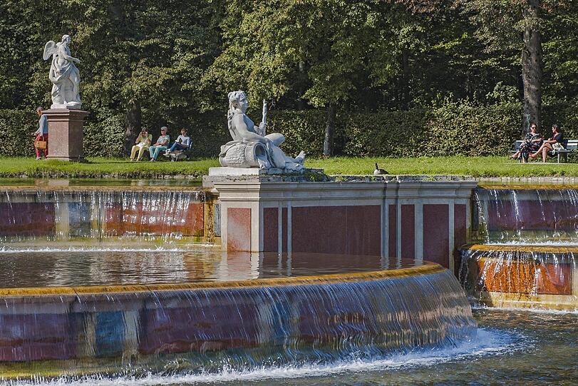 Im Schatten oder in der Sonne kann man sich an der Großen Kaskade im Nymphenburger Schlosspark niederlassen und das Wasserspiel genießen.
