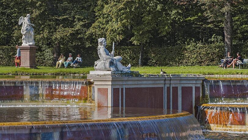 Im Schatten oder in der Sonne kann man sich an der Großen Kaskade im Nymphenburger Schlosspark niederlassen und das Wasserspiel genießen. Im Schatten oder in der Sonne kann man sich an der Großen Kaskade im Nymphenburger Schlosspark niederlassen und das Wasserspiel genießen.